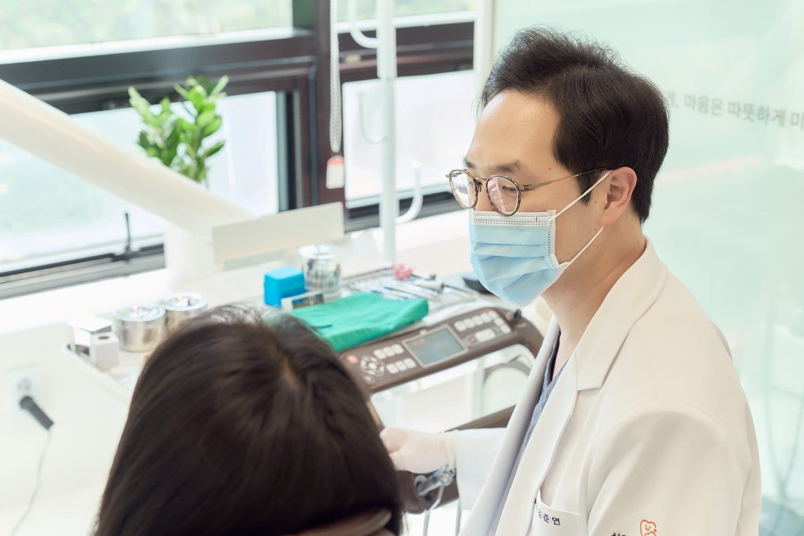 환자 옆에서 진료 중인 원장